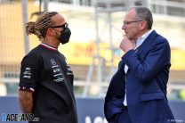 (L to R), Lewis Hamilton, Mercedes, Stefano Domenicali, F1 CEO, Bahrain International Circuit, 2022